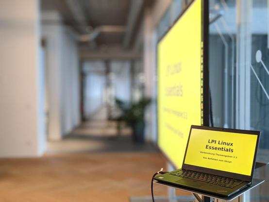 Laptop und Beamer bei der Präsentation von LPI Linux Essentials
