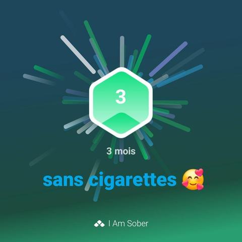 Une image numérique avec un fond graduel sombre du turquoise à vert, présente un badge vert hexagonal central représentant le nombre "3", entouré de lignes rayonnantes dans blanc, vert, bleu et violet. En dessous du badge, le texte "3 mois" est écrit en blanc, suivi de "sans cigarettes" en bleu. À droite de "sans cigarettes" se trouve un emoji visage souriant jaune avec des cœurs roses autour.