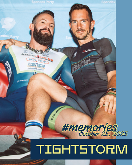 Zwei Radrennfahrer in professioneller Rennkleidung – einer im Intermarché-Wanty-Gobert-Matériaux-Trikot, der andere im Santini-Outfit – sitzen entspannt auf einer roten Sitzgelegenheit. Im Hintergrund ist ein Spandex-Party-Banner zu erkennen. Das Bild trägt den Schriftzug #memories und das Datum 25. Oktober 2025.