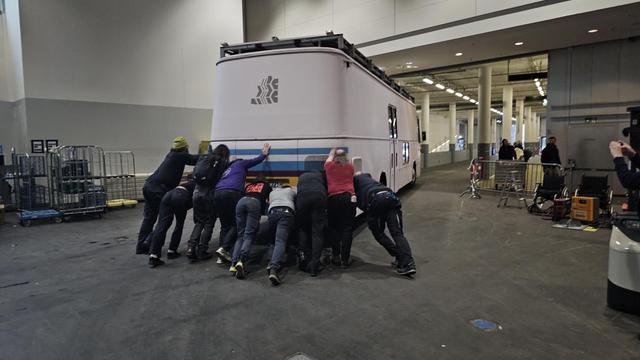 Some of the human beings in the pic asked to take a picture. As there's no face visible, I hope it's fine. Happy to remove it otherwise.

The bus was quite old. So it would have been a bad idea to start the engine in the hall as it had probably neither a diesel particle filter or a catalysator (which work at higher temperatures only).