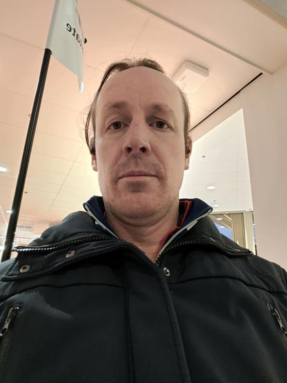 Evert die in een rolstoel zit te wachten 