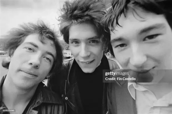 Groupe de punk rock anglais, Buzzcocks, dans un centre commercial de Manchester, mai 1978. De gauche à droite : le chanteur/guitariste Pete Shelley, le guitariste Steve Diggle (1955 - 2018) et le bassiste Steve Garvey. (Photo par Fin Costello/Redferns/Getty Images)