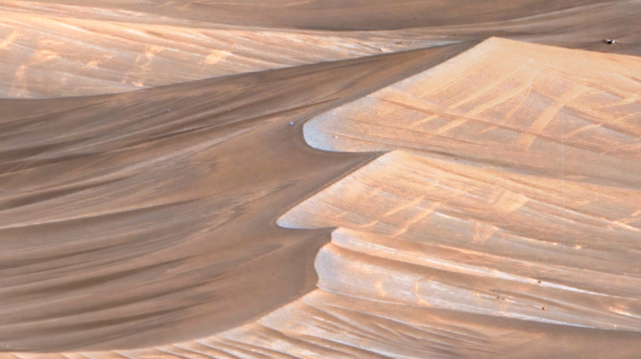 Closeup of a wavy crest, lee to the left, stoss to the right.