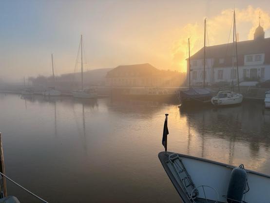 Glückstädter Binnenhafen mit einer zarten Eisdecke