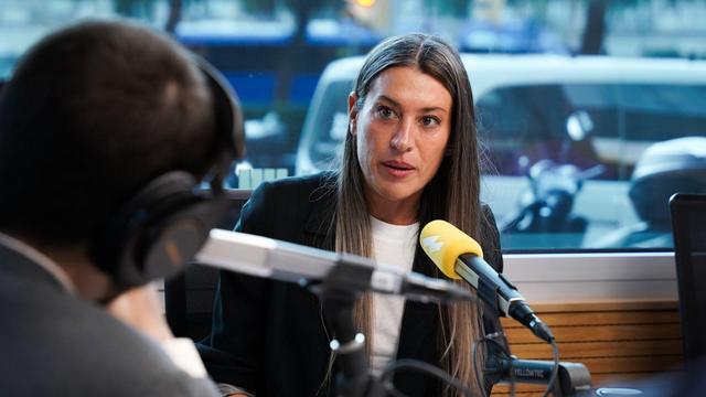 Míriam Nogueras a l'estudi de Catalunya Ràdio amb Ricard Ustrell (3Cat)