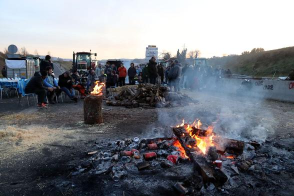 Els pagesos al tall de la C-16 han fet fogueres per escalfar-se (Mar Martí/ACN)