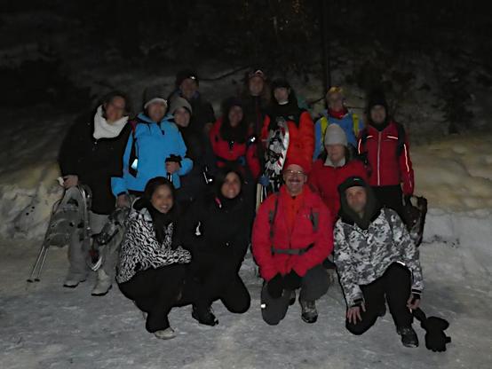 Gruppo di ciaspolatori di notte
