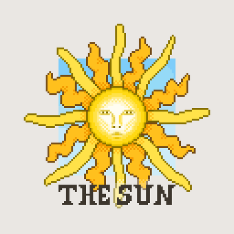 Dibuix en pixelart d'un Sol amb un estil medieval, que representa una de les cartes del Tarot. El Sol és un cercle de color groc amb ulls, nas i boca. Del Sol en surten rajos en totes direccions. S'intercalen rajos grocs, més fins i rectes, amb rajos taronges, més gruixuts i ondulats.
Sota la imatge apareix el text "The Sun".