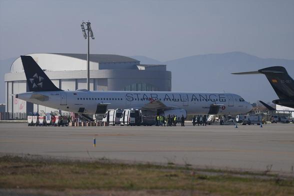 Els passatgers van baixar pel seu propi peu i van ser traslladats a una zona segura, on van esperar la revisió de l'aparell i de tot l'equipatge (EPTV/David Zorrakino)