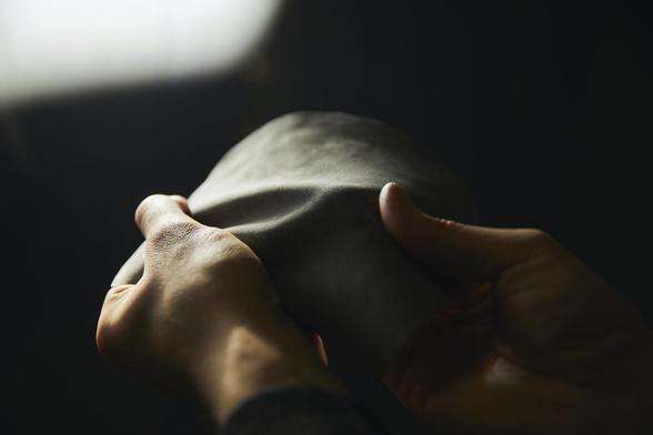 Aus Hanf statt Tierhaut: Das LOVR-Material soll Leder und Kunststoffe ersetzen. Foto: LOVR™

Seit 2012 zeichnen das Bundesumweltministerium und das Umweltbundesamt jährlich Produkte, Dienstleistungen und Konzepte aus, die gestalterische Qualität mit ökologischer Wirkung verbinden. Eine interdisziplinäre Jury bewertet dabei den gesamten Lebenszyklus von der Rohstoffgewinnung über Produktion und Nutzung bis zur Verwertung. Aus 380 Bewerbungen wurden 149 zur Jurysitzung zugelassen, 30 nominiert und schließlich 14 Gewinner in den Kategorien Produkt, Service, Konzept und Nachwuchs gekürt. Die Botschaft: Materialien im Kreis statt im Schredder.

Zu den Preisträgern gehört LOVR aus Darmstadt. Das Unternehmen entwickelt eine Leder-Alternative, die vollständig aus Hanf-Nebenprodukten der Landwirtschaft besteht und keine Kunststoffe oder Schadstoffe enthält. Das Material ist langlebig, recycelbar oder kompostierbar und nach Unternehmensangaben bereits im industriellen Maßstab verfügbar. Es zielt vor allem auf Anwendungen in Mode, Automobilbranche und Möbelindustrie, wo es konventionelles Leder und Kunststoffe mit deutlich geringerem CO2-Fußabdruck ersetzen soll.

https://www.solarify.eu/2025/12/06/von-hanf-bis-hightech-deutschland-praemiert-kreislaufwirtschafts-innovationen/