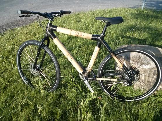 Mein Bambusfahrrad lehnt an einem Stein. Bisher sind nur die nötigsten Teile für die erste Probefahrt verbaut.