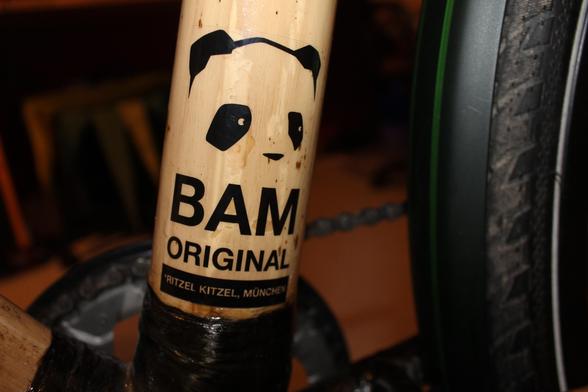 Auf dem Sitzrohr des Bambusrahmens ist der Aufkleber von Bam Original mit dem Namen des Ladens Ritzel Kitzel. Über dem Schriftzug kann ein Panda erahnt werden.