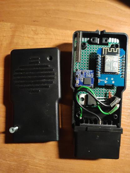 Dongle z otwartą obudowa i widoczna elektroniką.