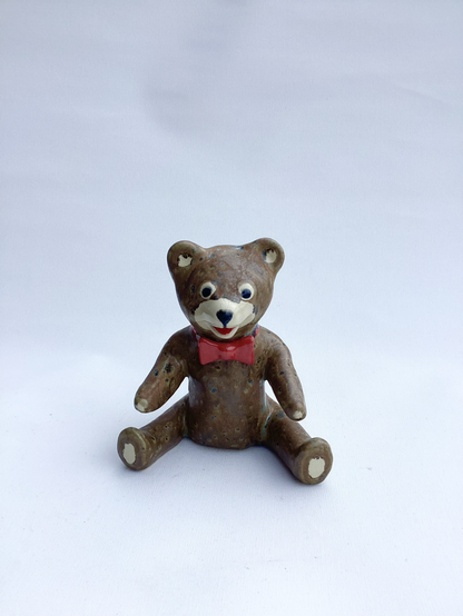 Sitzender Teddybär mit roter Masche