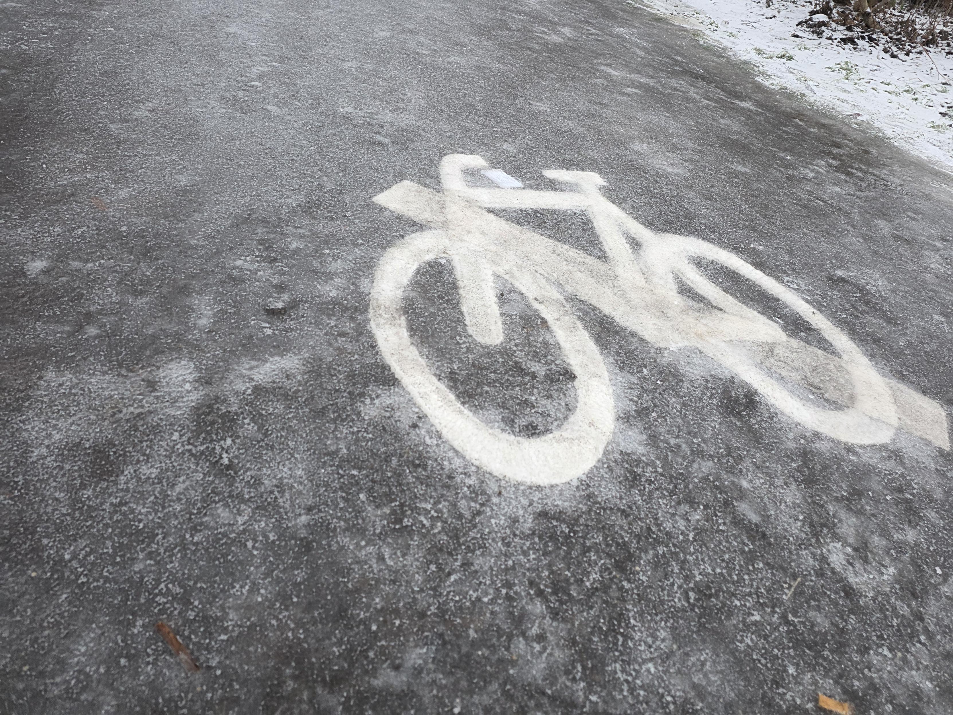 Bild vom spiegelglatten Radweg