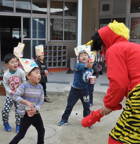 Children throw soy beans to scare away a demon (a teacher dressed in oni costume).

Photo thanks🙇‍♂️-https://city.yawata.kyoto.jp