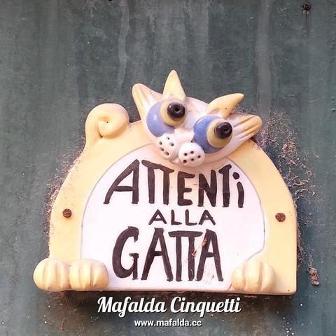 Buongiorno. There is a warning about the cat. Unfortunately, my pigeons can't read. I'd better tell them right away. Saluti, Mafalda Cinquetti from #Venice