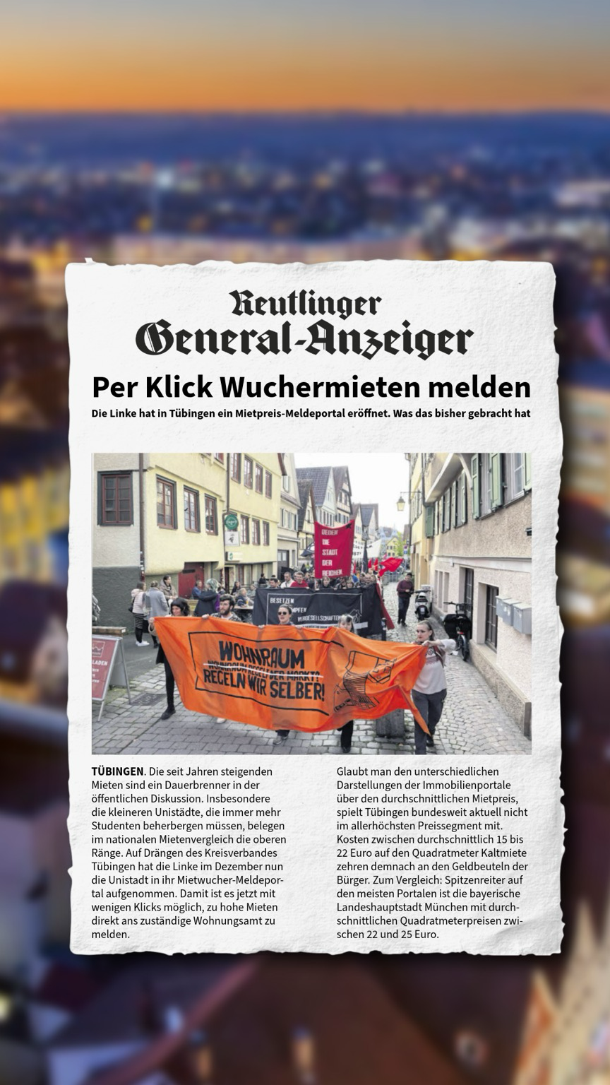 Zeitungsseite des Reutlinger General-Anzeiger mit der Überschrift „Per Klick Wuchermieten melden“. Abgebildet ist eine Demonstration in einer engen Altstadtstraße in Tübingen: Mehrere Menschen ziehen mit Transparenten durch die Straße, vorne ein großes orangefarbenes Banner mit der Aufschrift „Wohnraum regeln wir selber!“. Im Hintergrund sind historische Gebäude zu sehen. Der Artikel thematisiert steigende Mieten und ein neues Online-Meldeportal gegen überhöhte Mietpreise.