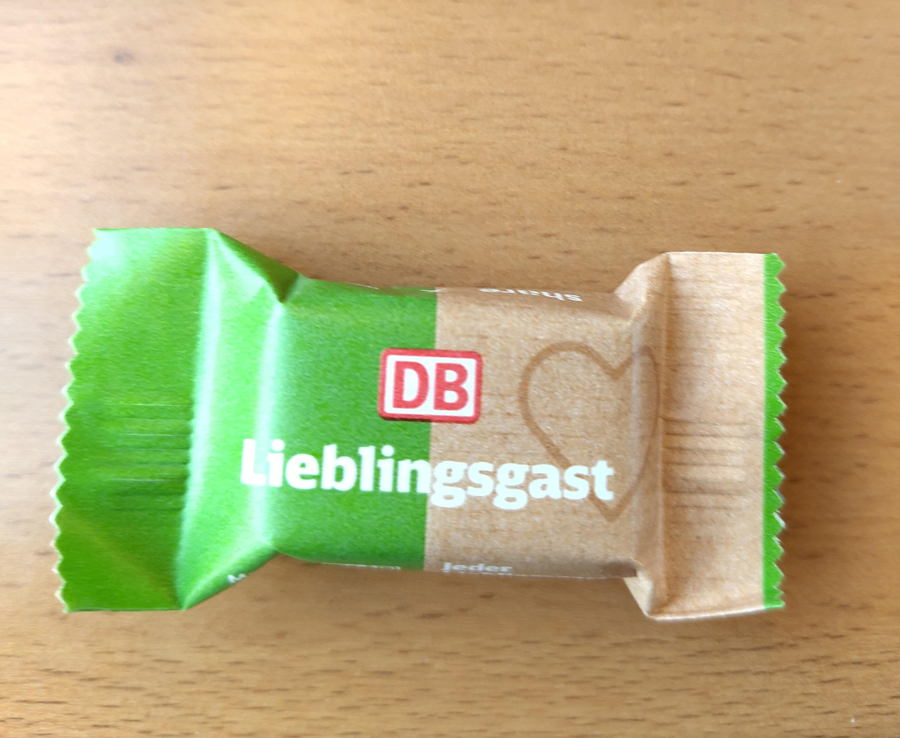 Ein Stück Schokolade von der Bahn mit dem Aufdruck "Lieblingsgast"