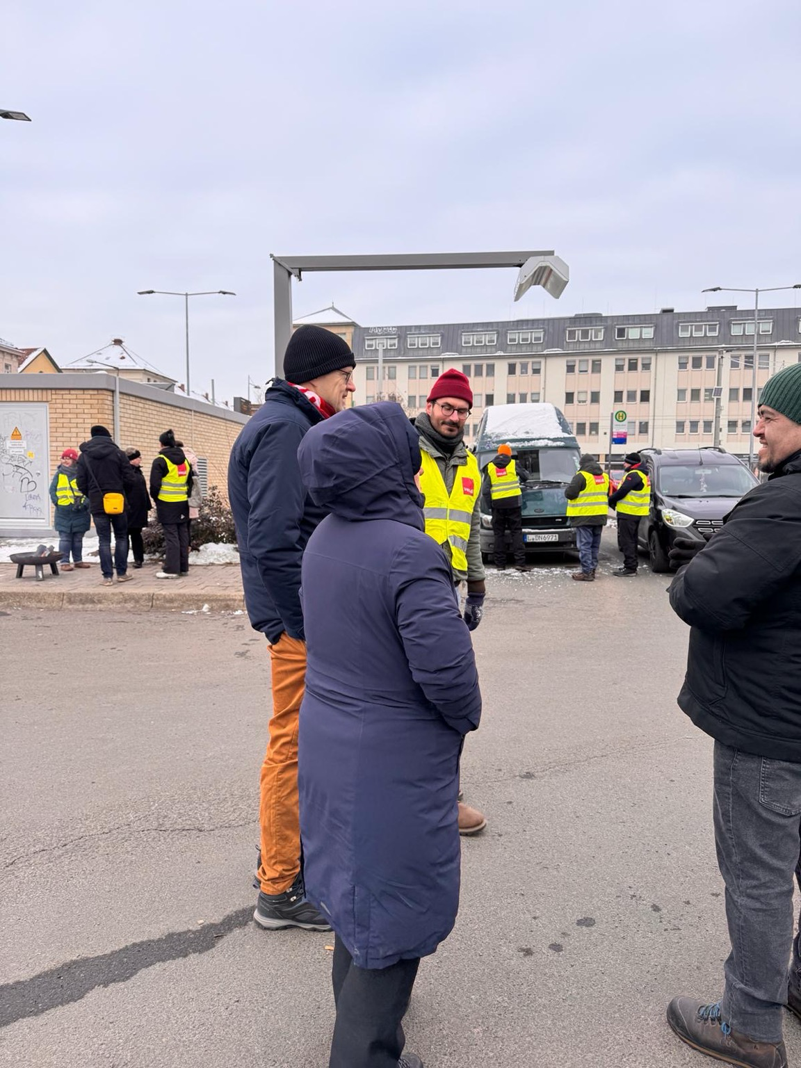 Sören Pellmann im Gespräch mit beschäftigten