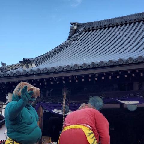 In dramatic poses the oni admit defeat and are chased from the stage.