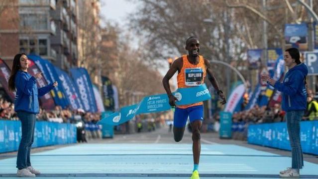 Jacob Kiplimo completant la mitja marató de Barcelona del 2025 (Europa Press)