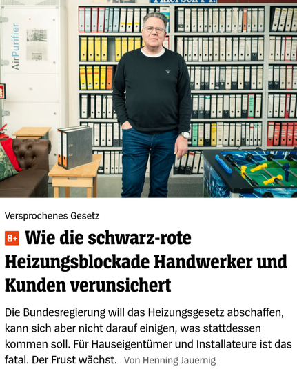 Screenshot Spiegel Online. Ein leger gekleideter Mann steht in einem Büro vor vielen Aktenordnern. 
Headline: Wie die schwarz-rote Heizungsblockade Handwerker und Kunden verunsichert
Abstract des Artikels: Die Bundesregierung will das Heizungsgesetz abschaffen, kann sich aber nicht darauf einigen, was stattdessen kommen soll. Für Hauseigentümer und Installateure ist das fatal. Der Frust wächst. 