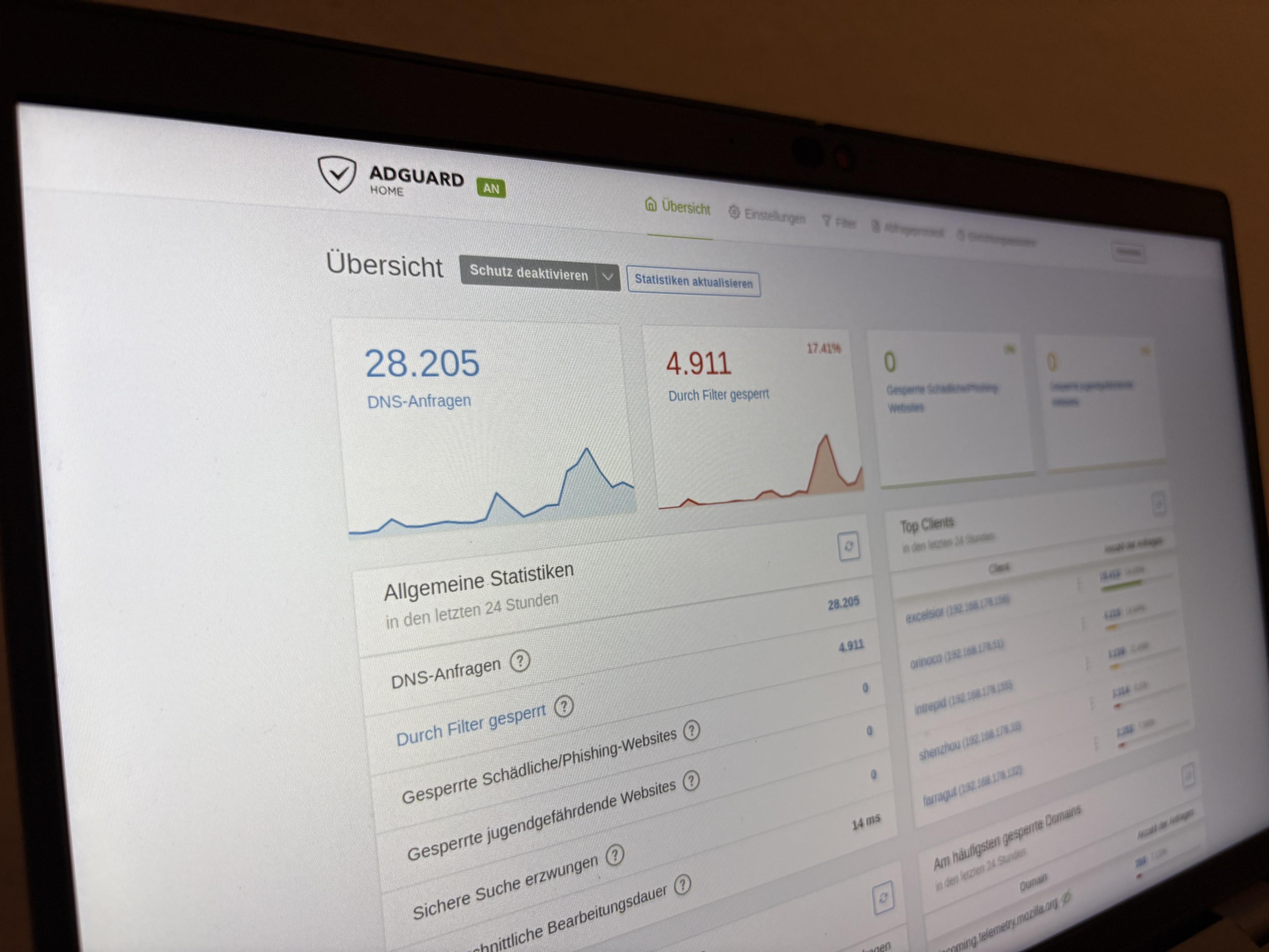 Laptop-Monitor mit Oberfläche des DNS-Servers und -Filter AdGuard Home