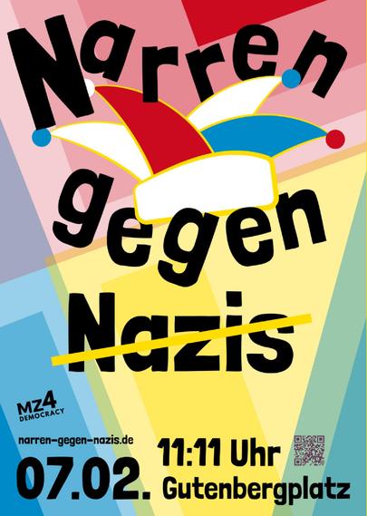 Plakat mit buntem Hintergrund aus überlappenden Farbflächen in Rosa, Blau, Gelb und Rot. Im oberen Bereich steht groß das Wort 'Narren', darüber ist eine Narrenkappe mit roten, gelben und blauen Spitzen abgebildet. Darunter folgt das Wort 'gegen' in gelber Schrift und das Wort 'Nazis' in schwarzer Schrift, das von einem gelben Querstrich durchgestrichen ist. Unten links befindet sich ein blaues Feld mit dem Text 'Mz4 DEMOCRACY' und einer Webadresse. Rechts daneben stehen die Veranstaltungsdetails: '07.02.', '11:11 Uhr', 'Gutenbergplatz'. Rechts unten ist ein QR-Code sichtbar.