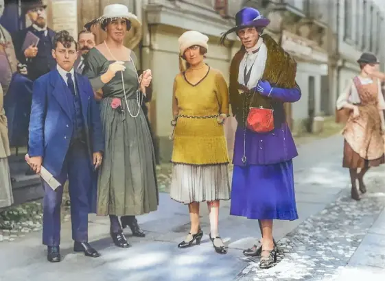 Foto van https://elierlick.com/color/ 1921: Trans personen van over de hele wereld bezoeken het ‘Institute of Sex’ in Berlijn. Deze foto toont vier trans activisten bij de ‘First International Conference for Sexual Reform.