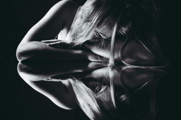 Mujer rubia sobre espejo en blanco y negro.