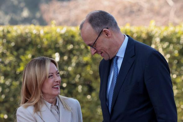 La primera ministra italiana Giorgia Meloni i el canceller alemany Friedrich Merz a les consultes del govern italoalemany, a Villa Doria Pamphili, a Roma a finals de gener (Reuters/Remo Casilli)