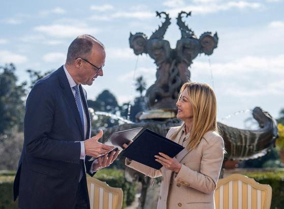 Merz i Meloni s'intercanvien acords firmats en la cimera que van fer al palau Pamphili el 23 de gener (Reuters)
