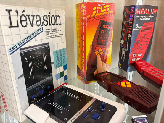 Les jeux électroniques L'Évasion, Split Second et Merlin.