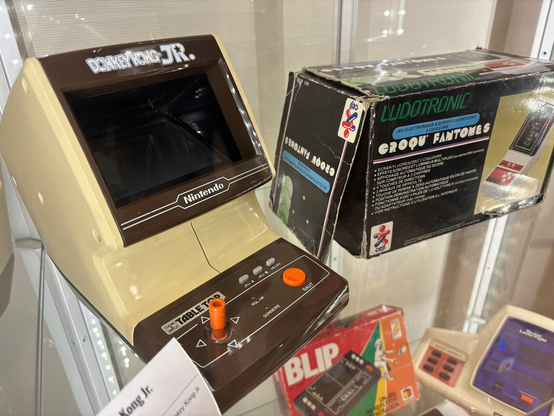 Le jeu Donkey Kong Jr version Table Top et la boite du jeu Croqu' Fantomes.