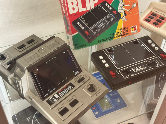 Les jeux électroniques Space Guardian Gundam et Blip.