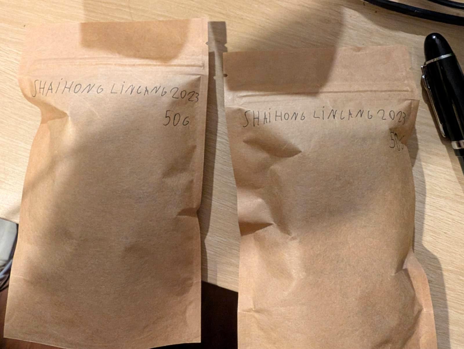 Dwie małe szare koperty w środku herbata, po 50g w każdej.
