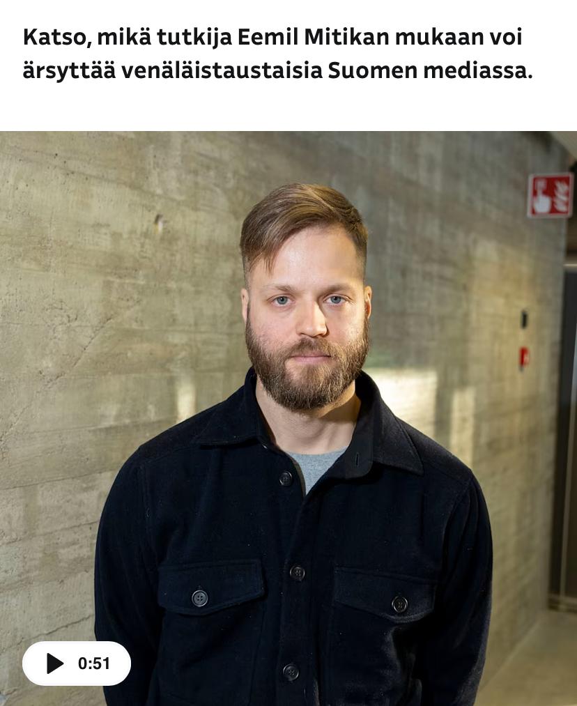 Kuvakaappaus Ylen jutussa olevasta videoklipistä. Kuvassa mies katsoo tuimasti kameraan. Yllä videon kuvaus ”Katso, mikä tutkija Eemil Mitikan mukaan voi ärsyttää venäläistaustaisia Suomen mediassa.”