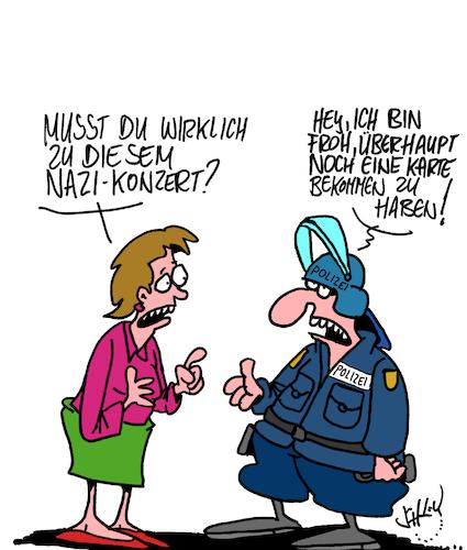 Die Karikatur zeigt eine Szene, in der eine Frau einen Polizisten fragt, ob er wirklich zu einem "Nazi-Konzert" gehen muss.
Der Polizist antwortet, dass er froh sei, überhaupt noch eine Karte bekommen zu haben.