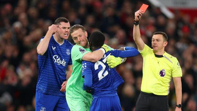 Gueye, in the process of being shown a red card for slapping his own teammate during an altercation.
Jordan Pickford is wrestling him away from Michael Keane, who is continuing to antagonize Gueye as the referee brandishes a red card.