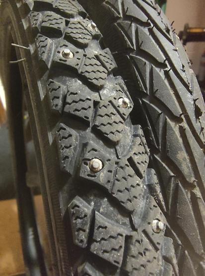 Detail na vzorky obou pneumatik - Schwalbe Winter s hroty vlevo, Schwalbe Marathon Racer vpravo