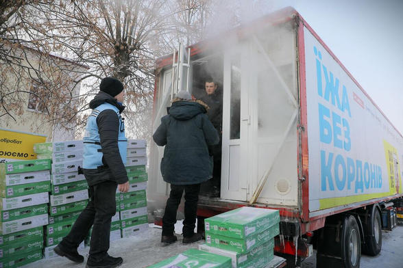Des personnes vulnérables de la ville de Boryspil, en Ukraine, reçoivent de l'aide alors que les conditions hivernales extrêmes persistent.