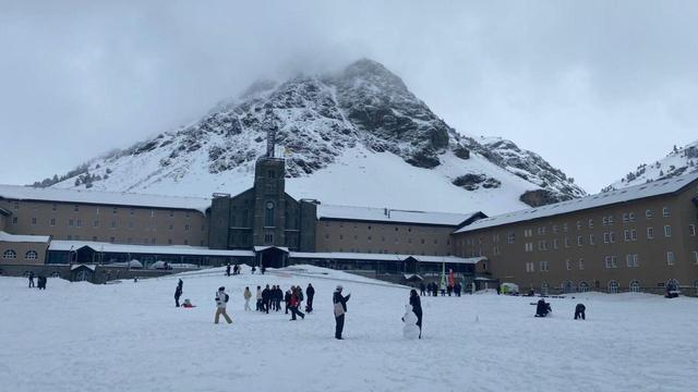 Gent gaudint de l'entorn de Núria, en una nevada recent (3CatInfo)