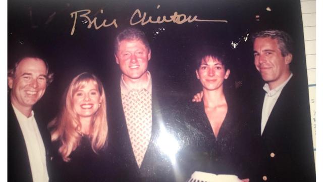 Bill Clinton i Jeffrey Epstein, en una altra de les imatges que vincula l'expresident amb el magnat pedòfil (Reuters)