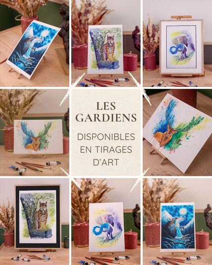 Quatre tirages d'art des Gardiens, une série d'œuvres originales représentant des animaux emblématiques (cerf, éléphant, lynx, loup), exposés sur des chevalets en bois. Chaque tirage est entouré d'accessoires artistiques comme des pinceaux, des tubes de peinture et des vases de fleurs séchées, dans une ambiance chaleureuse et créative. Le texte central annonce : 'Les Gardiens disponibles en tirages d'art'.