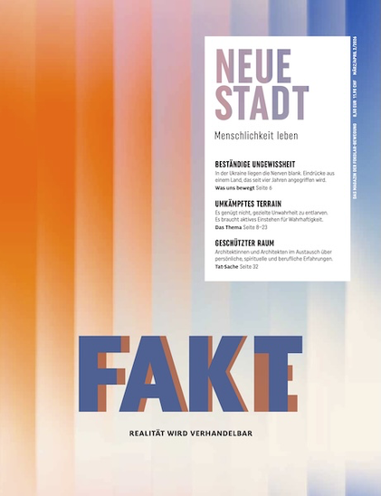 Titelbild der aktuellen Ausgabe der Zeitschrift „NEUE STADT“ mit dem Schwerpunktthema „Fakt/Fake: Realität wird verhandelbar“ - Die Schriftzüge von „Fakt“ und „Fake“ überlappen sich.