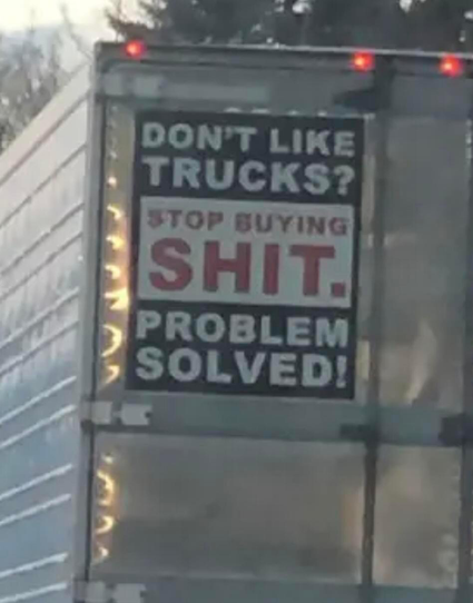 Porte arrière d’un camion avec écrit :&nbsp;»vous n’aimez pas les camions ? Arrêtez d’acheter des merdes. Problème résolu.