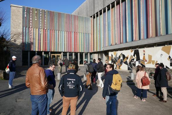 Vue general du bâtiment, groupe et veste Compagnons