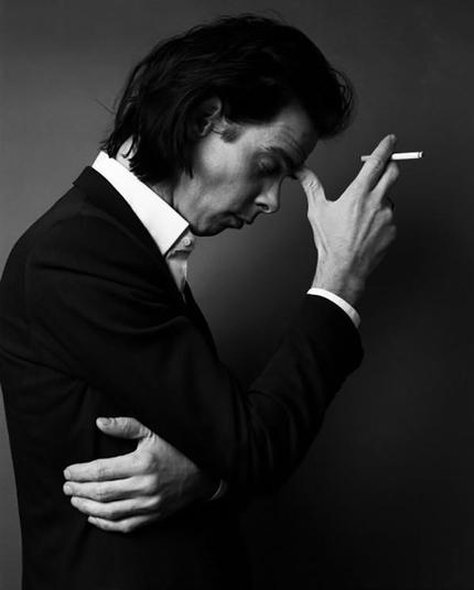 Nick Cave, 1996 par Detlev Schneider
Record of the Week: An interview with Nick Cave about how tragedy has changed his view on humanity, Justin Barney, 1er septembre 2024, WNXP – Nashville Public Radio (site officiel WNXP).