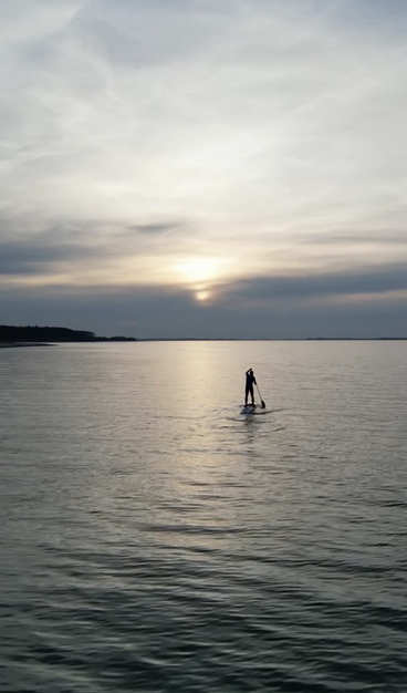 Paddler paddelt der Sonne entgegen